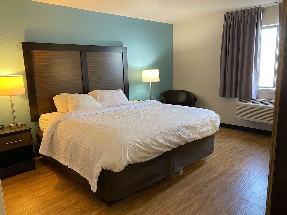 Deluxe Room, 1 King Bed, Accessible, Non Smoking photo 1