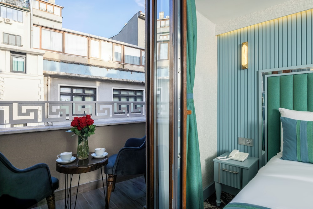 Deluxe Triple Room, City View photo 2