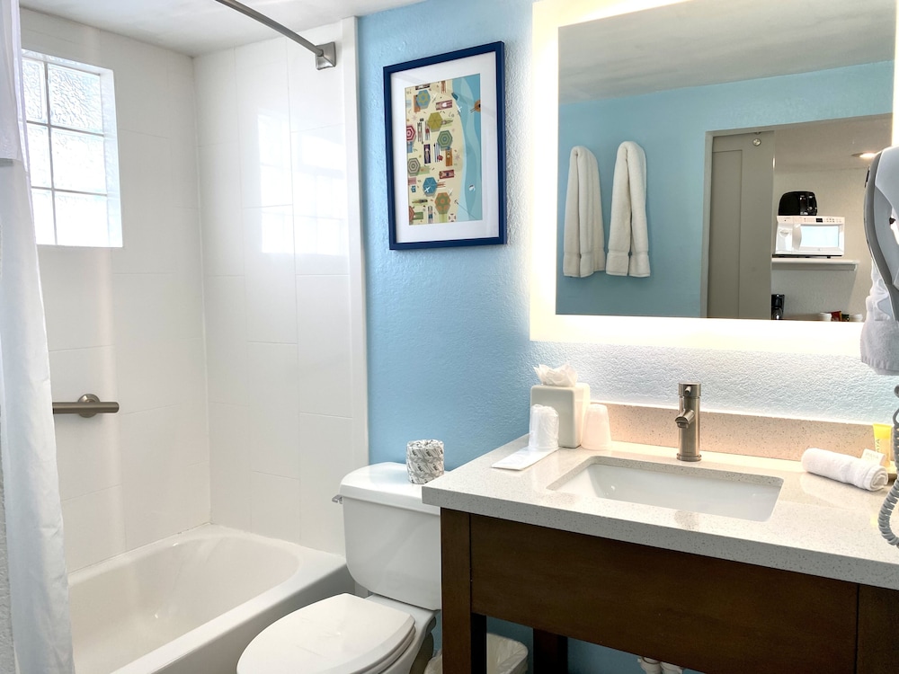 Traditional Room, 2 Queen Beds, Refrigerator & Microwave, Beach View (Gulf Front) - Photo 5