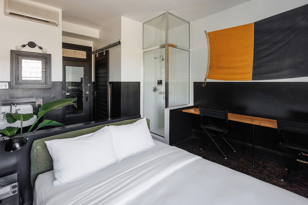 Queen Room (Self Check-in) - Photo 6