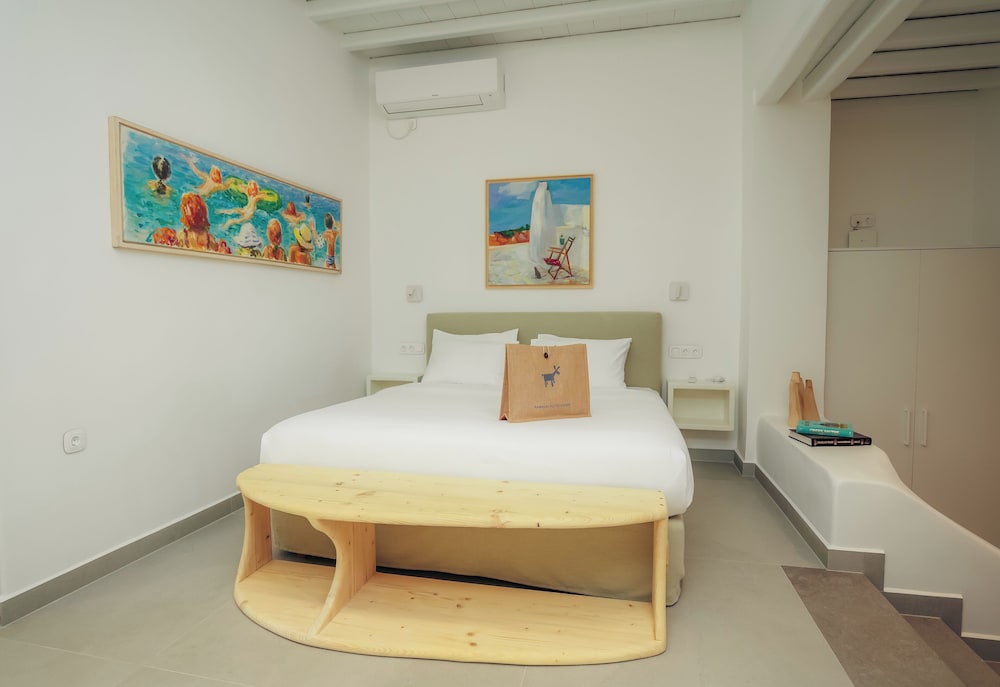 Sunshine Suite - with Hot Tub & Satellite Wi-Fi photo 2