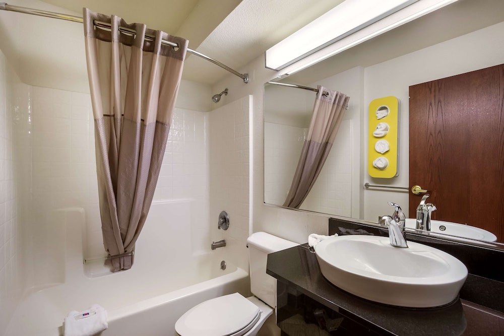 Standard Room, 1 Queen Bed With Sofa Bed, Non Smoking, Refrigerator & Microwave - Photo 8