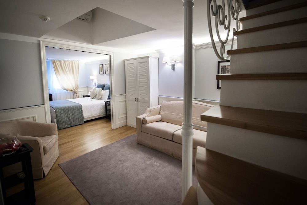 Suite with Terrace and Jacuzzi photo 3