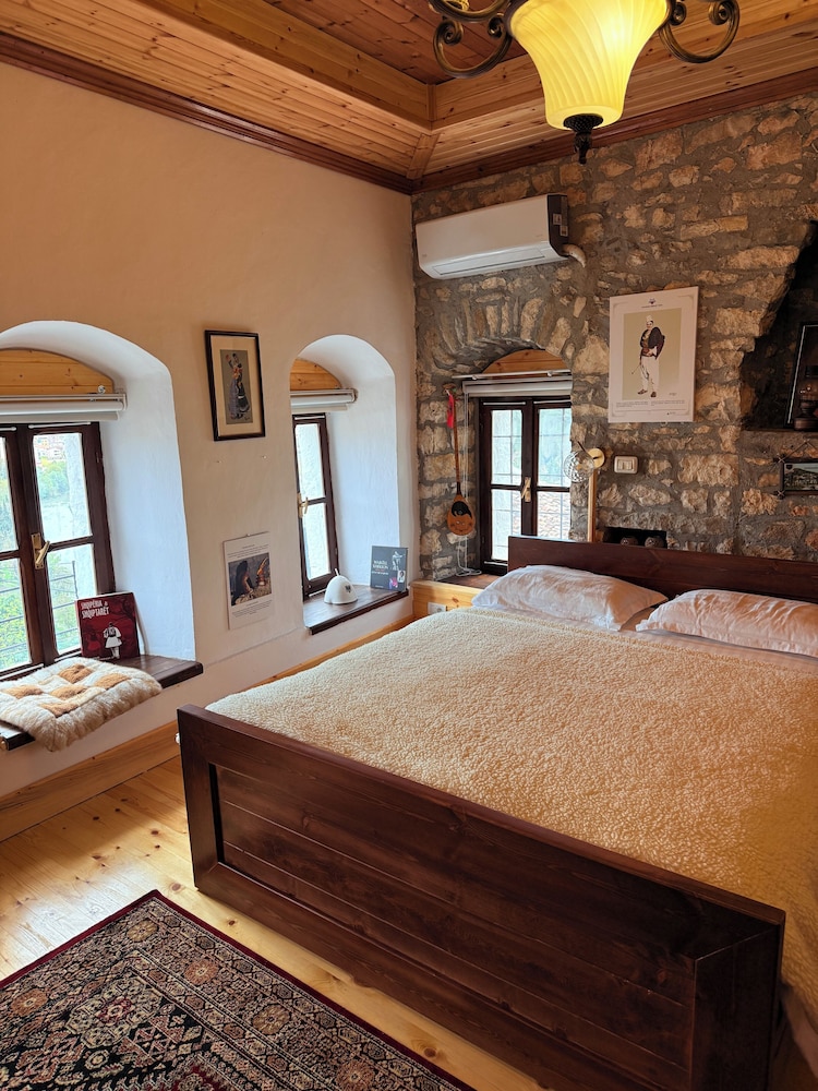 Deluxe Triple Room, City View