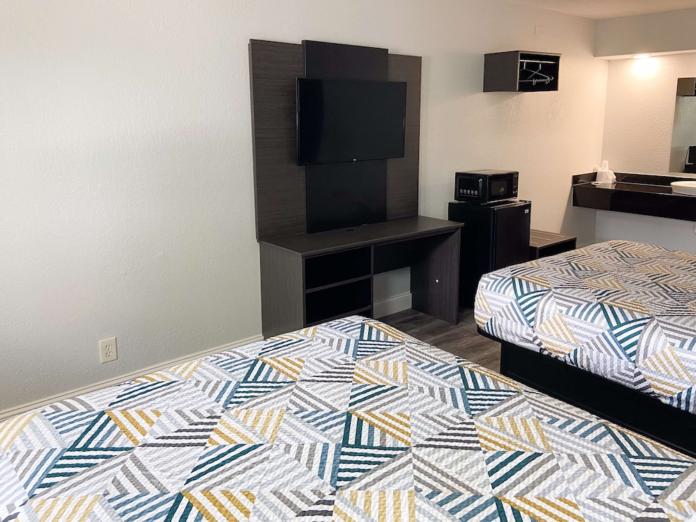 Standard Room, 2 Double Beds, Non Smoking - Photo 9