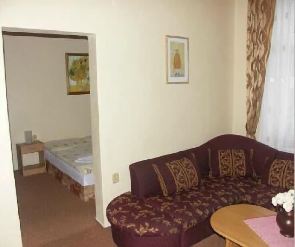 Standard Suite, 2 Bedrooms, Garden View photo 3