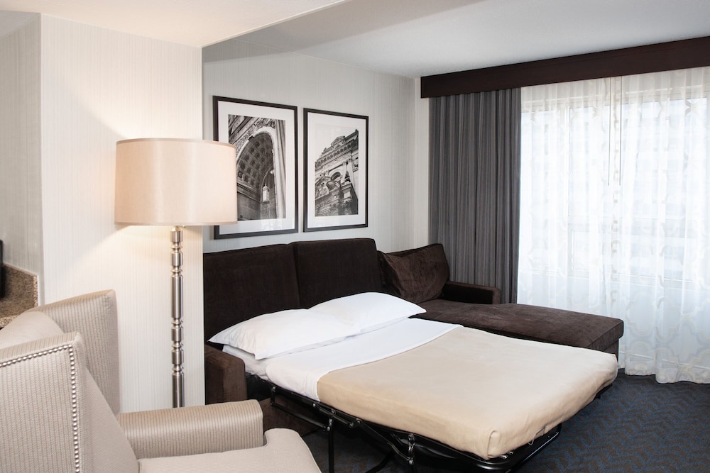 Executive Suite, 1 King Bed with Sofa bed, City View - Photo 4