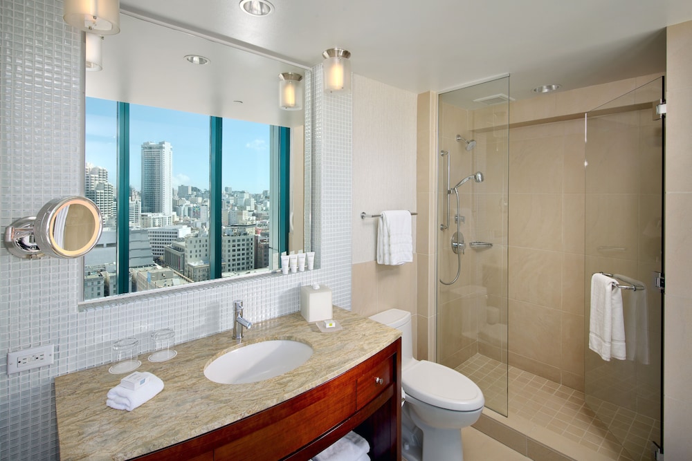 Premium Room, 1 King Bed (West Side View) thumbnail 5