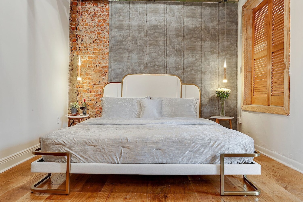 Armstrong #14 - Elite Studio Apartment, Courtyard Views