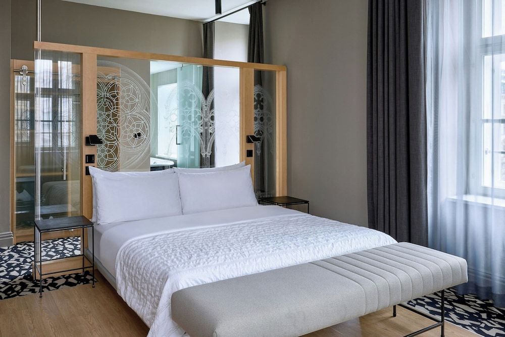 Room, 1 King Bed, Corner photo 1