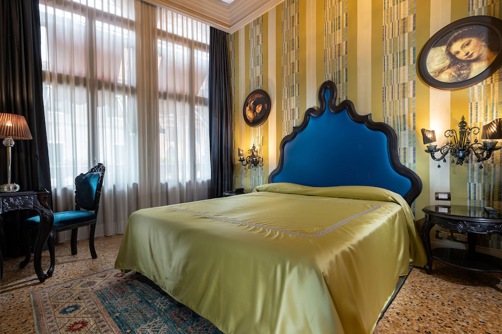 Suite, Canal View
