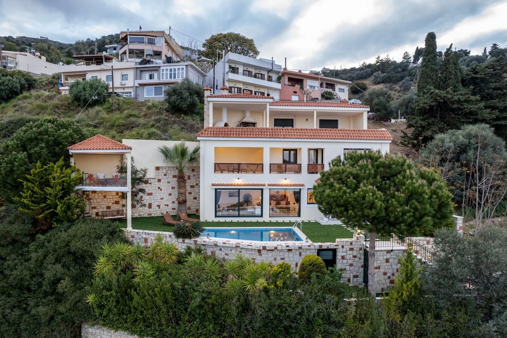 Villa photo 2