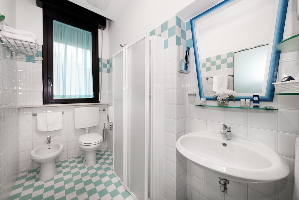 Standard Quadruple Room, Sea View - Photo 6