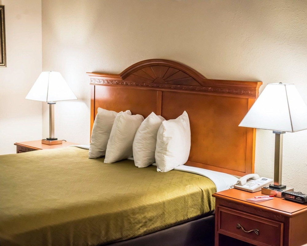 Standard Room, 1 King Bed, Smoking - Photo 3
