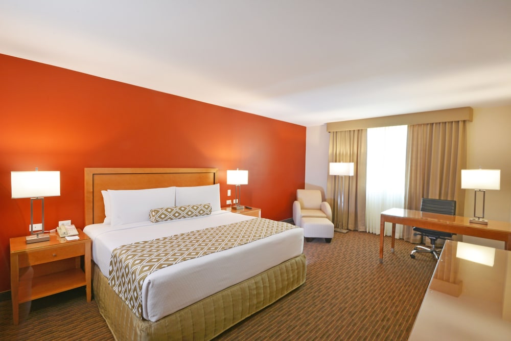 Standard Room, 1 King Bed, Club Lounge Access - Photo 4
