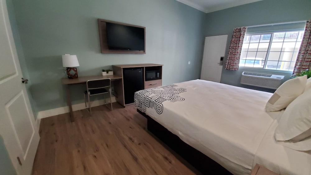 Basic Room, 1 King Bed, Accessible, Non Smoking photo 2