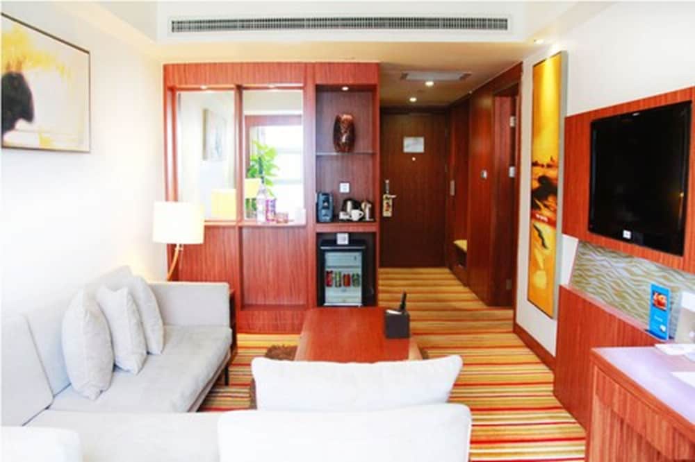 Premier Room, 1 King Bed, Executive Level - Photo 2