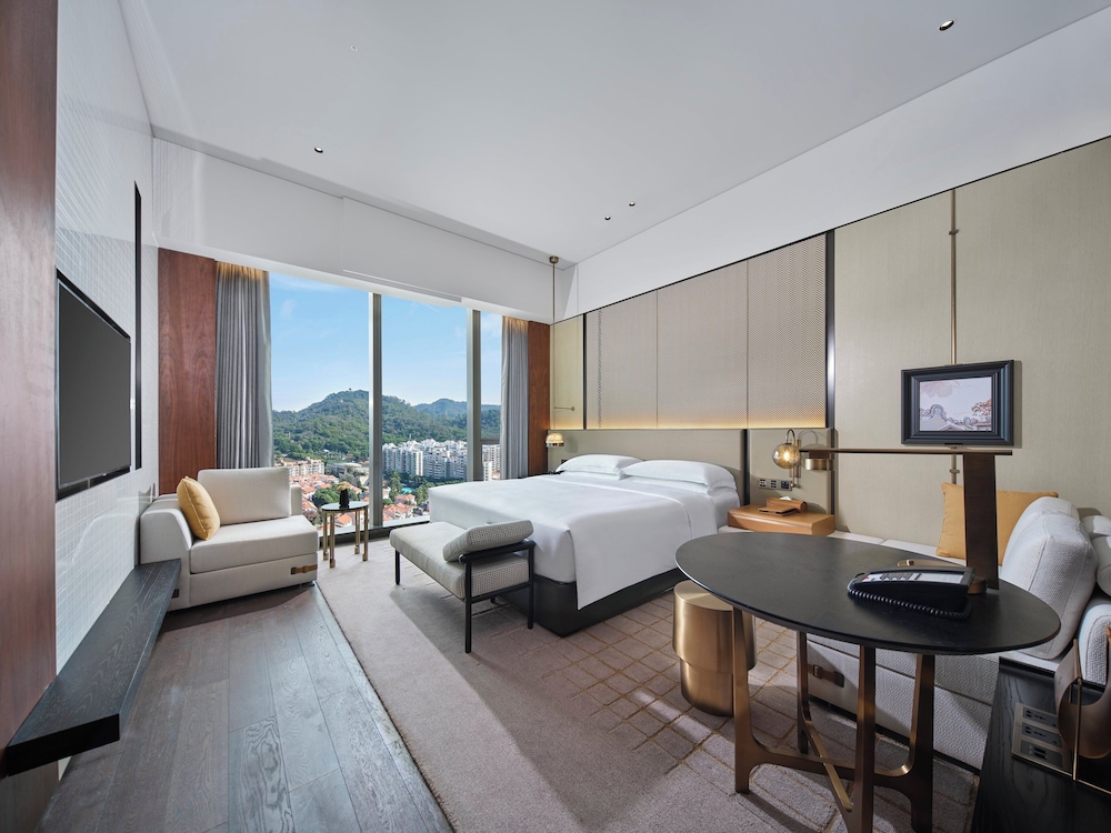 Classic Room, 1 King Bed, Club Lounge Access (High Floor) - Photo 3