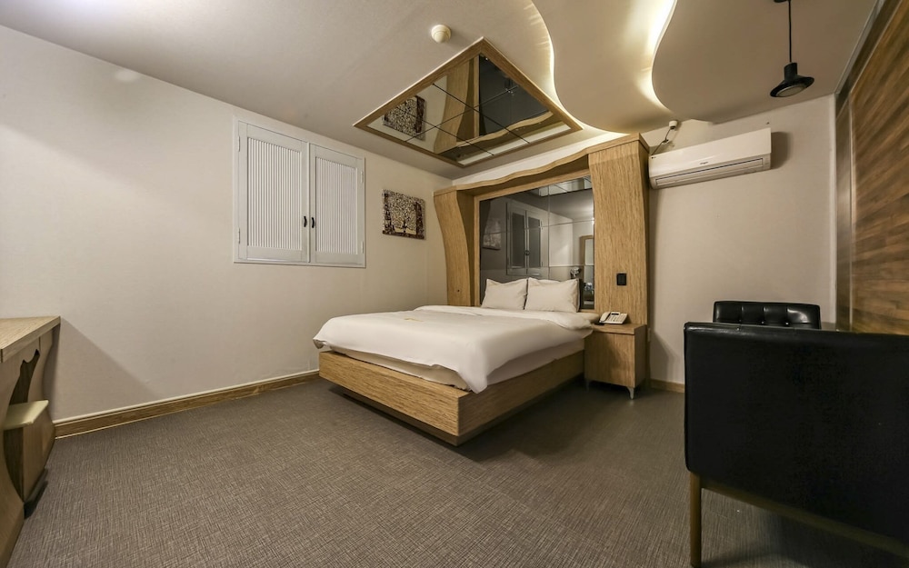 Room (General room-mirror room) - Photo 5