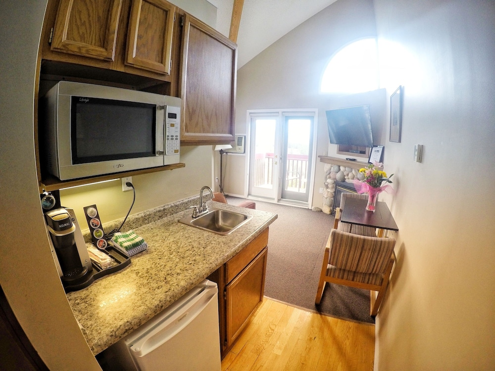 Suite, 1 Bedroom, Corner (Top Floor - Stairs Required) photo 1