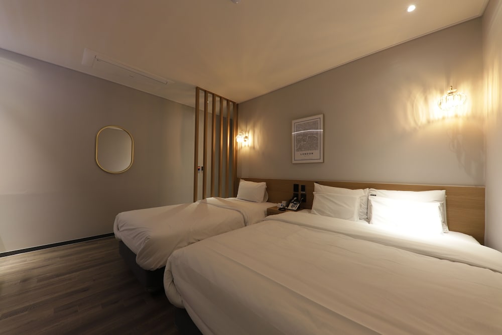 Twin Room - Photo 1