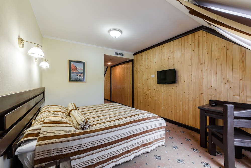 Deluxe Duplex (Split Level Apartment)