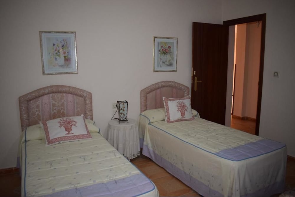 House, 3 Bedrooms, Garden View photo 2