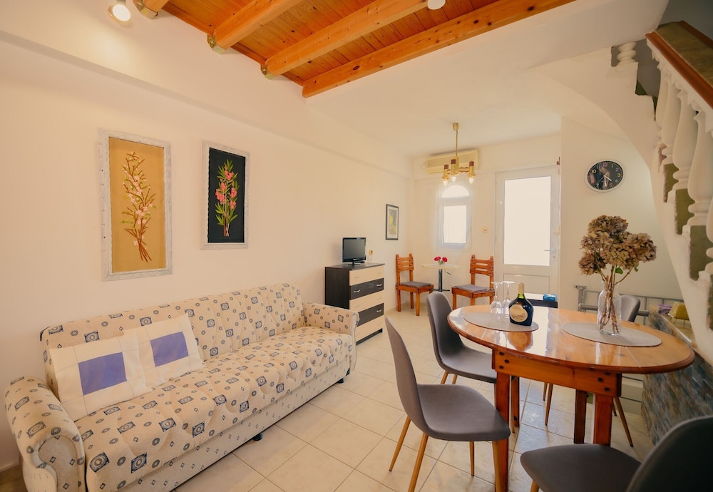 Family House, Multiple Bedrooms, 2 Bathrooms, Mountainside (Yiannis' Maizonette Ancient Olympia) photo 3