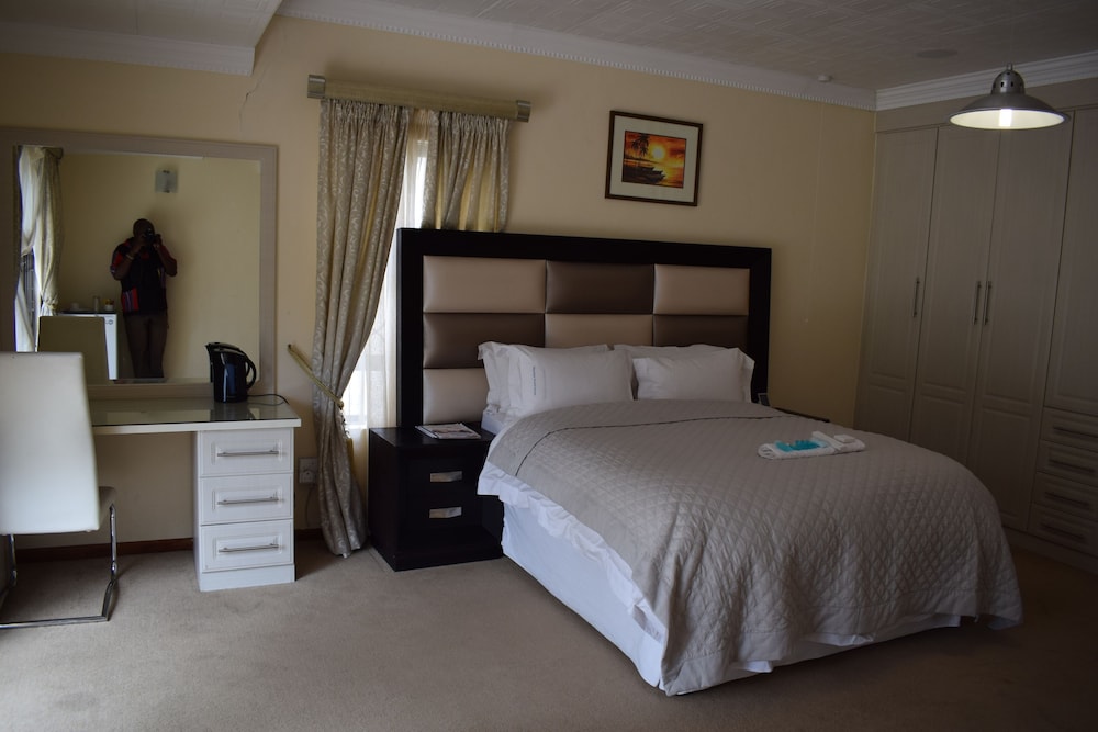 Deluxe Room, 1 Queen Bed photo 1
