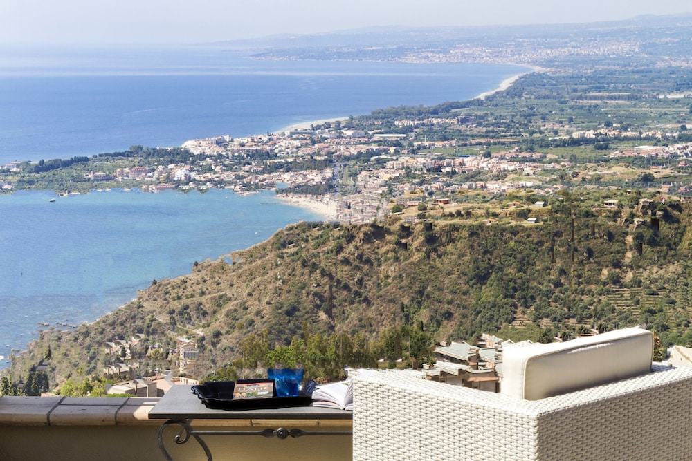 Design Suite, 1 King Bed, Mountain View, Sea Facing