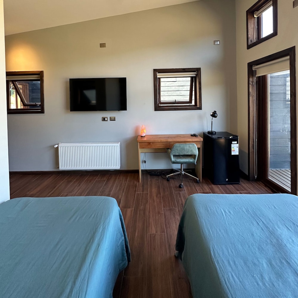 Deluxe Suite, 1 King Bed, Balcony, Mountain View photo 2