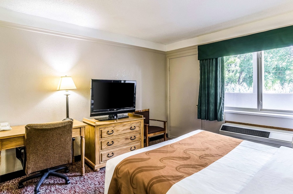 Standard Room, 1 Queen Bed, Non Smoking - Photo 6