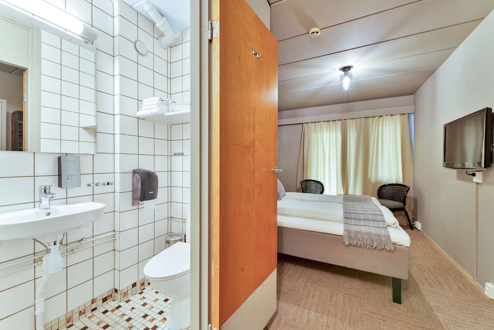 Standard Room, 1 Queen Bed, Non Smoking - Photo 3