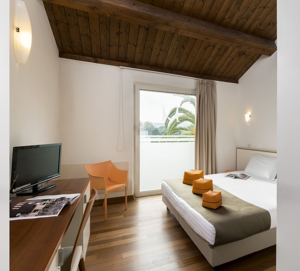 Standard Double or Twin Room - Photo 1