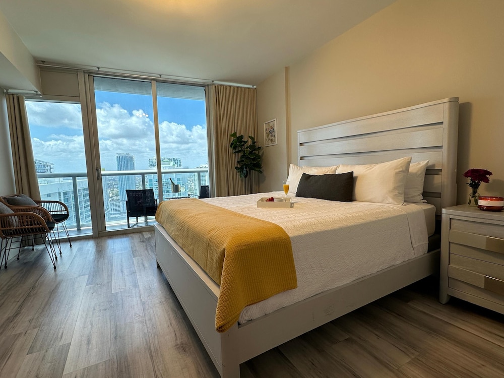 Business Studio Suite, 1 Queen, Balcony, City/River ViewÂ 4405