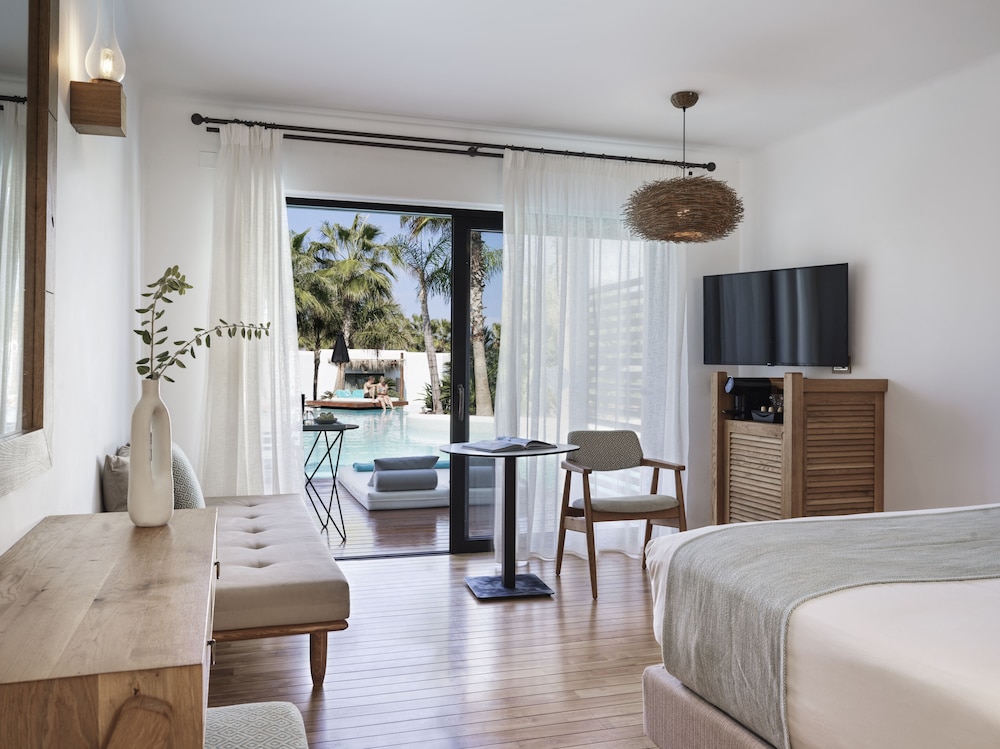 Luxury Room Sharing Pool