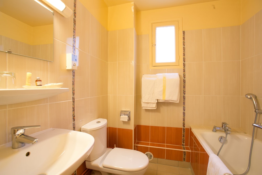 Family Quadruple Room, 2 Queen Beds, Garden View
