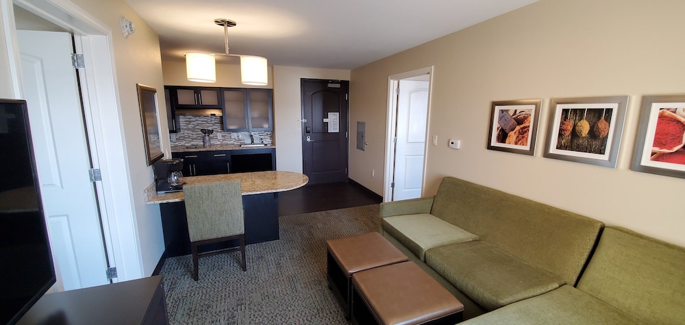 Suite, 2 Bedrooms, Roll-in Shower, Kitchen (Comm, Kitchen)