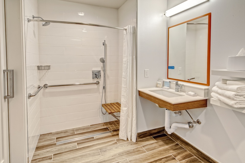 Room, 1 King Bed, Accessible (Mobility & Hearing, Roll-in Shower) - Photo 2