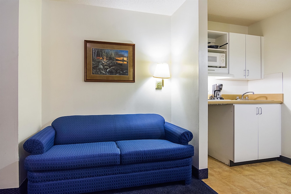 Deluxe Suite, 2 Queen Beds, Non Smoking, Kitchenette - Photo 7
