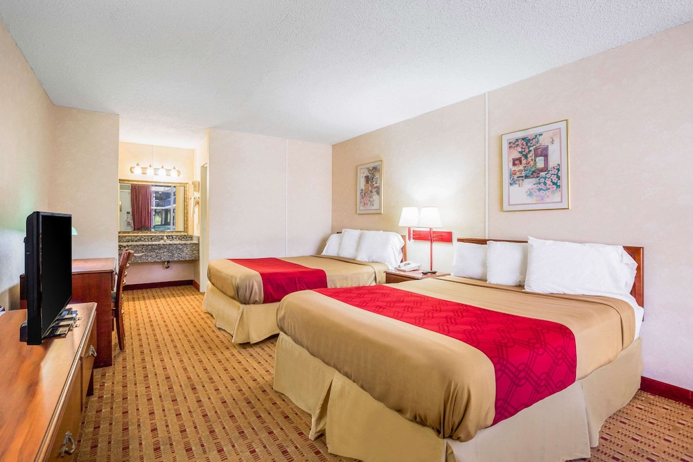 Standard Room, 2 Double Beds, Smoking - Photo 2
