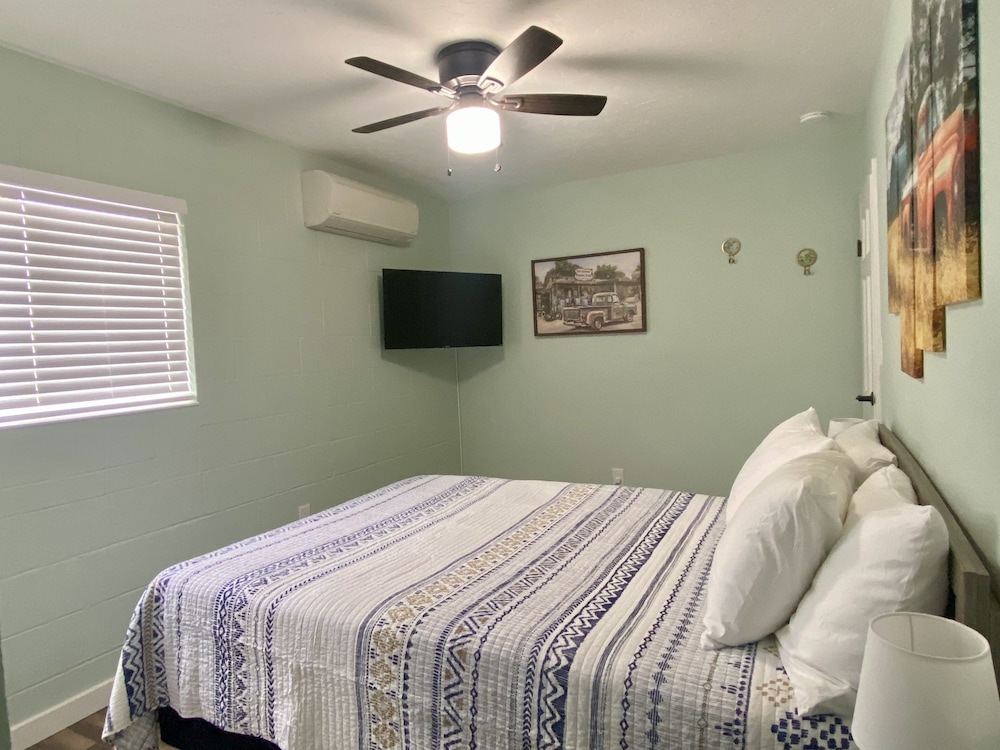 2 Bedroom House with Full Kitchen photo 1