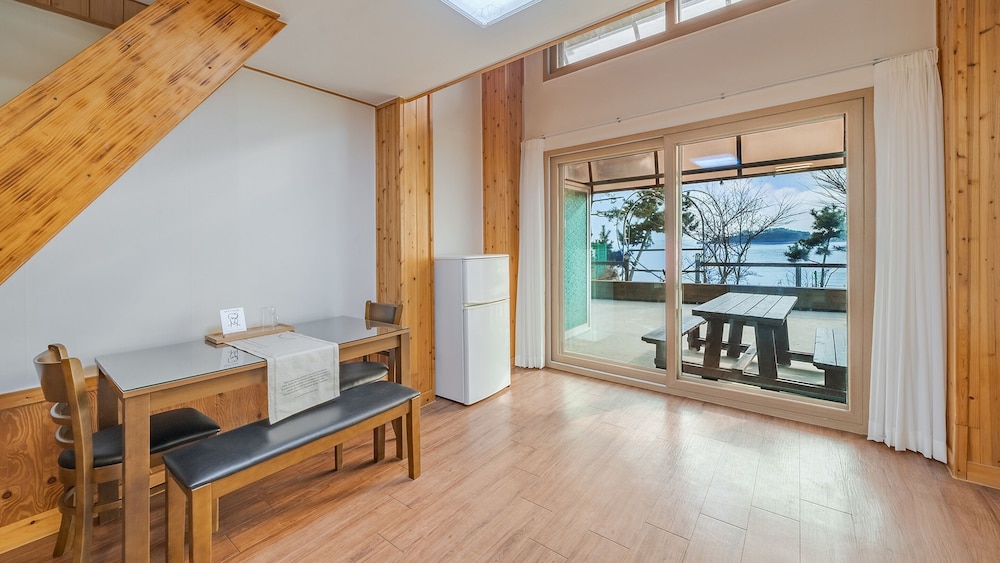Basic Room, 1 Bedroom (Room 102(Ocean View /BBQ /Terras))