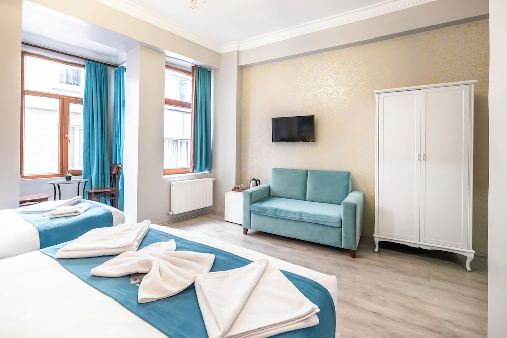 Deluxe Triple Room, City View photo 2