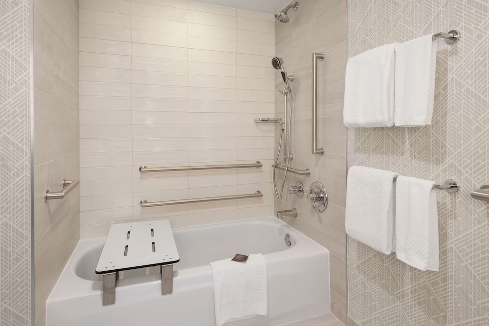 Room, 1 King Bed, Accessible, Bathtub (Mobility & Hearing, In-room air purification) - Photo 9