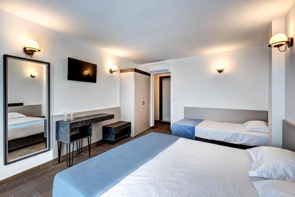 Classic Triple Room, Balcony, Sea View photo 1