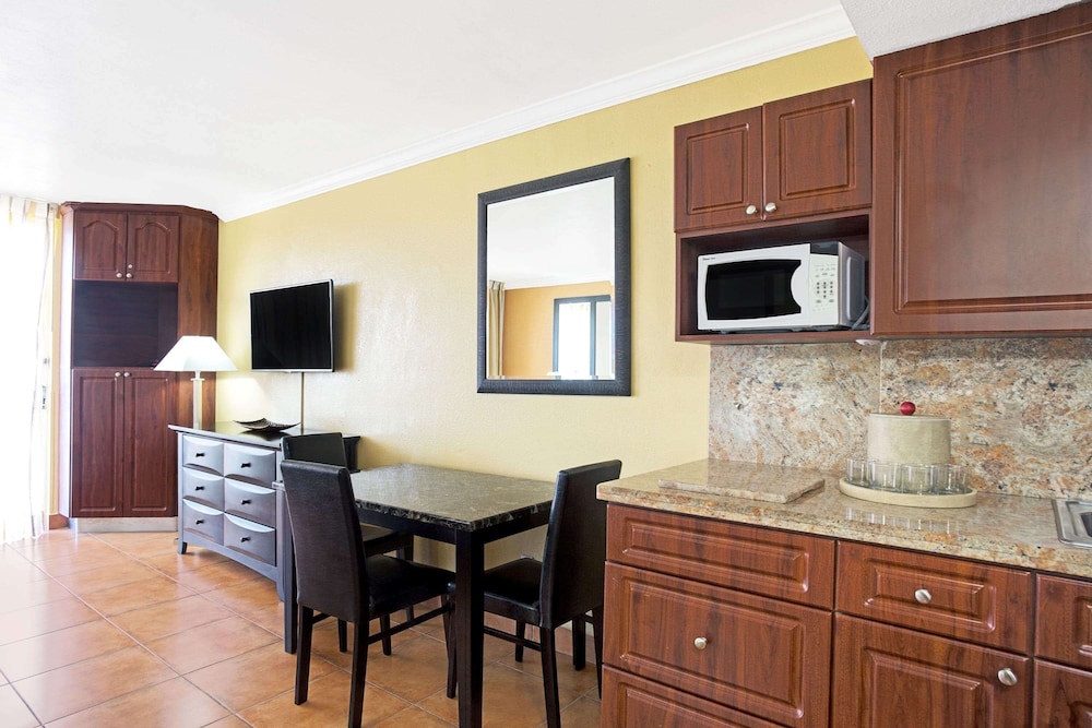 Deluxe Room, 2 Queen Beds, Non Smoking, City View - Photo 7