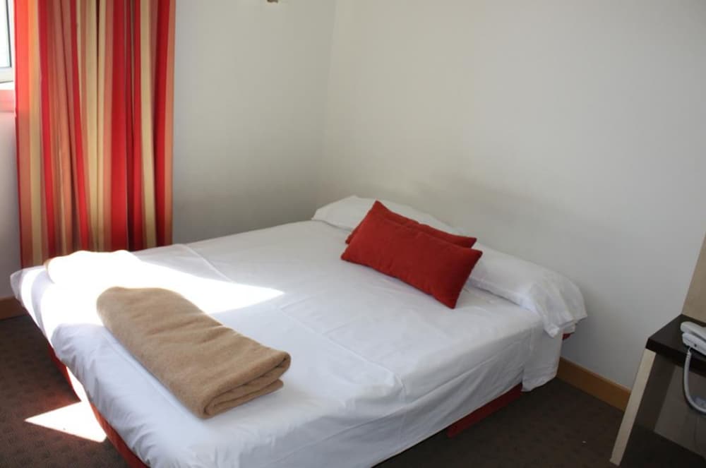 Standard Room, 1 Queen Bed with Sofa bed (Free Breakfast) - Photo 2