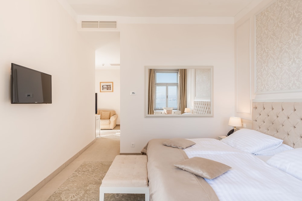 Superior double room with additional bed, balcony photo 2