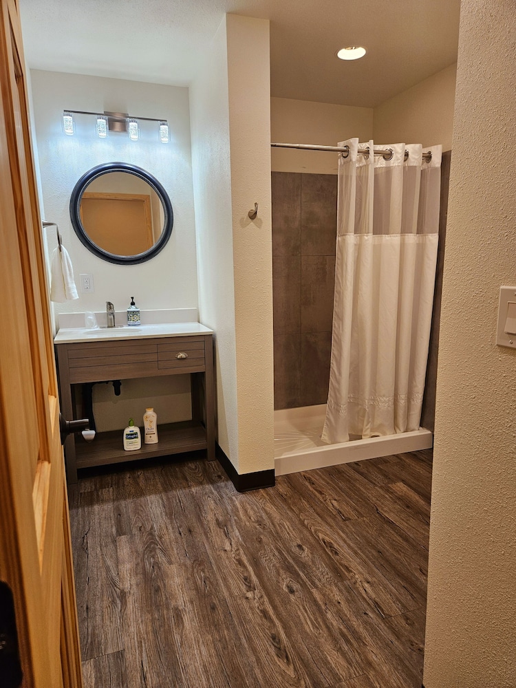 Comfort Cabin, 1 King Bed, River View photo 3